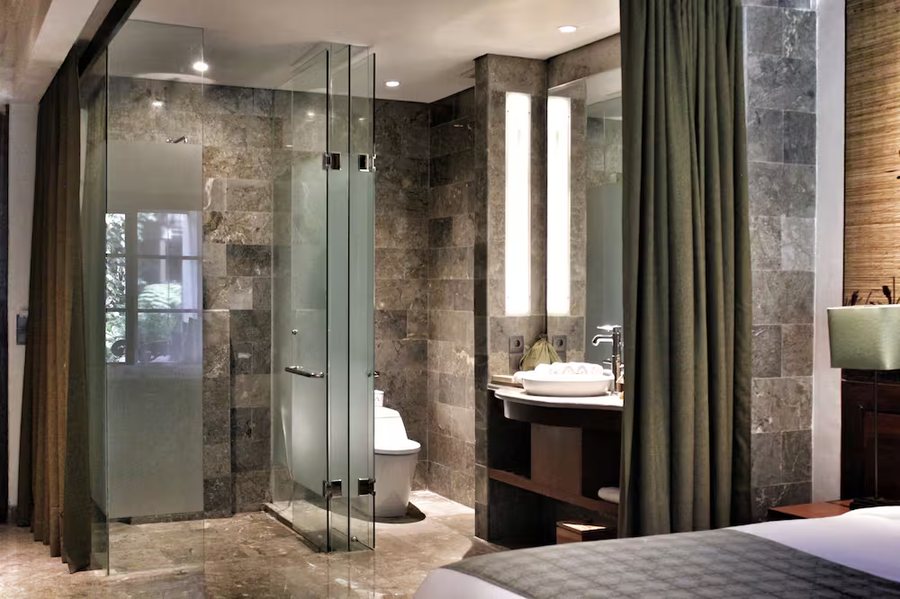 Adiwana Resort Jembawan — Bathroom
