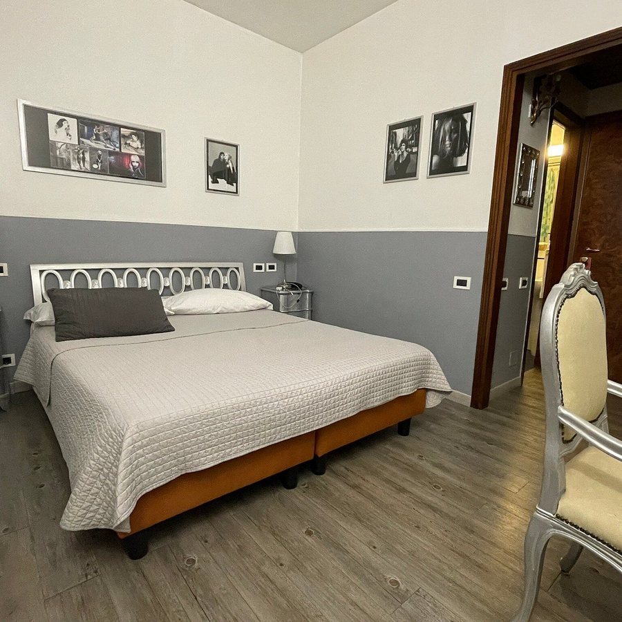 Admiral Hotel — Guest room