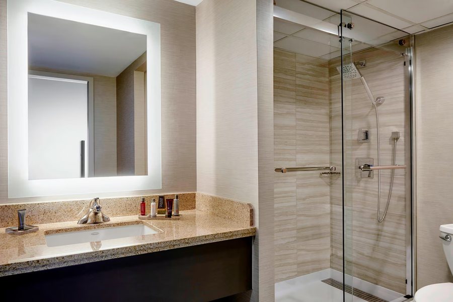 Admiral Hotel — Bathroom