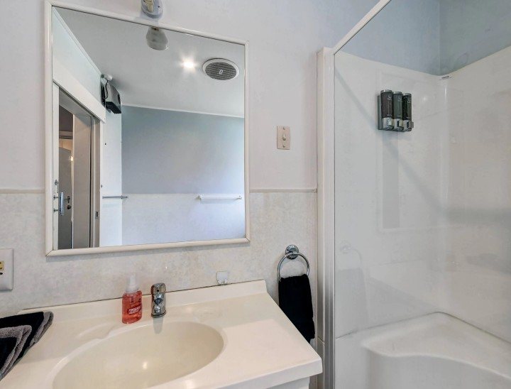 Admiral Motel — Bathroom