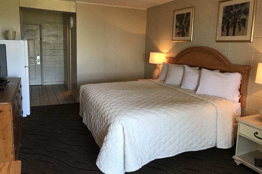 Admiral Motor Inn — Guest room