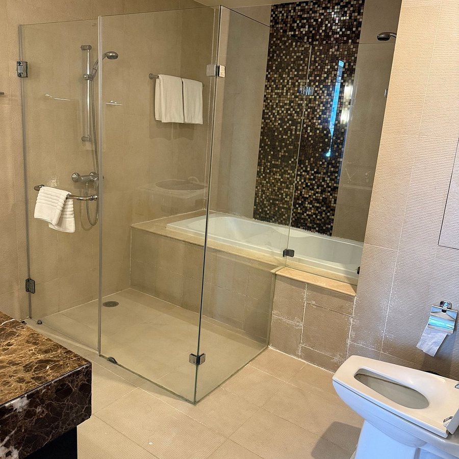 Admiral Suites Bangkok — Bathroom