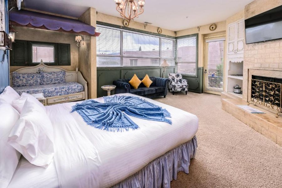 Adobe Grand Villas — Guest room