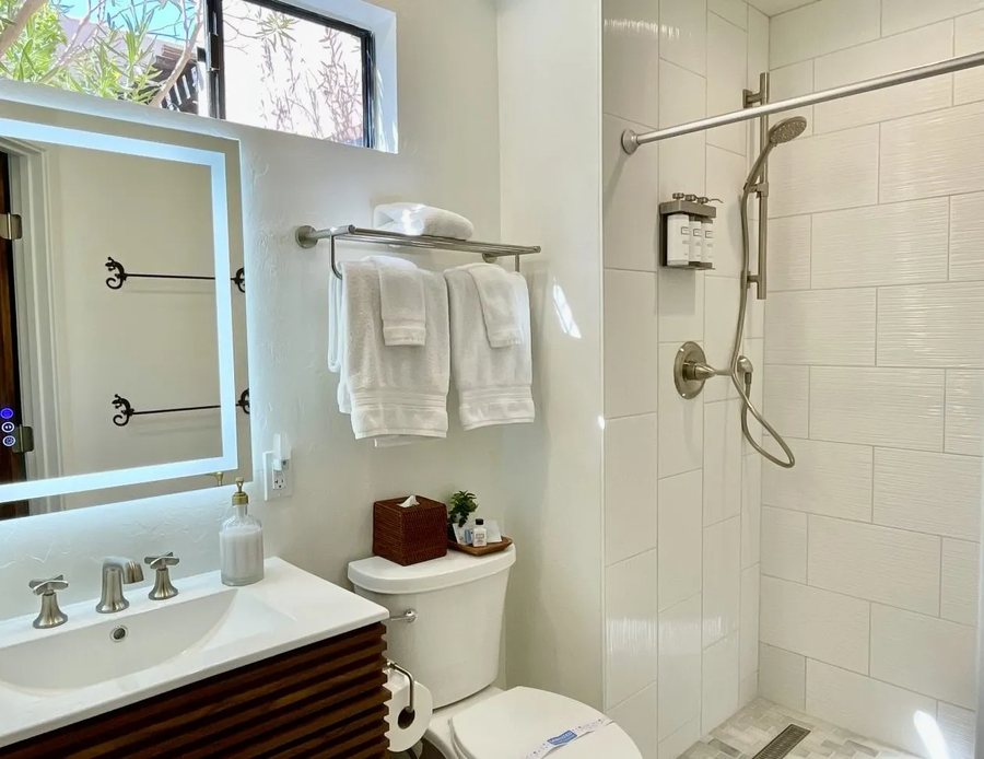 Adobe Rose Inn — Bathroom