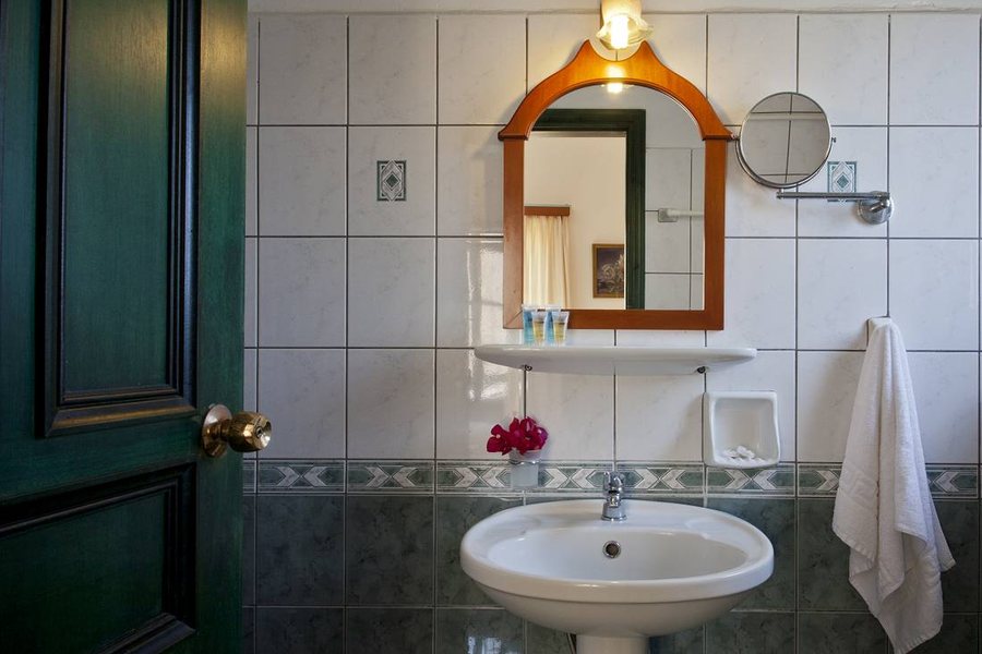 Adonis Hotel Naxos — Bathroom