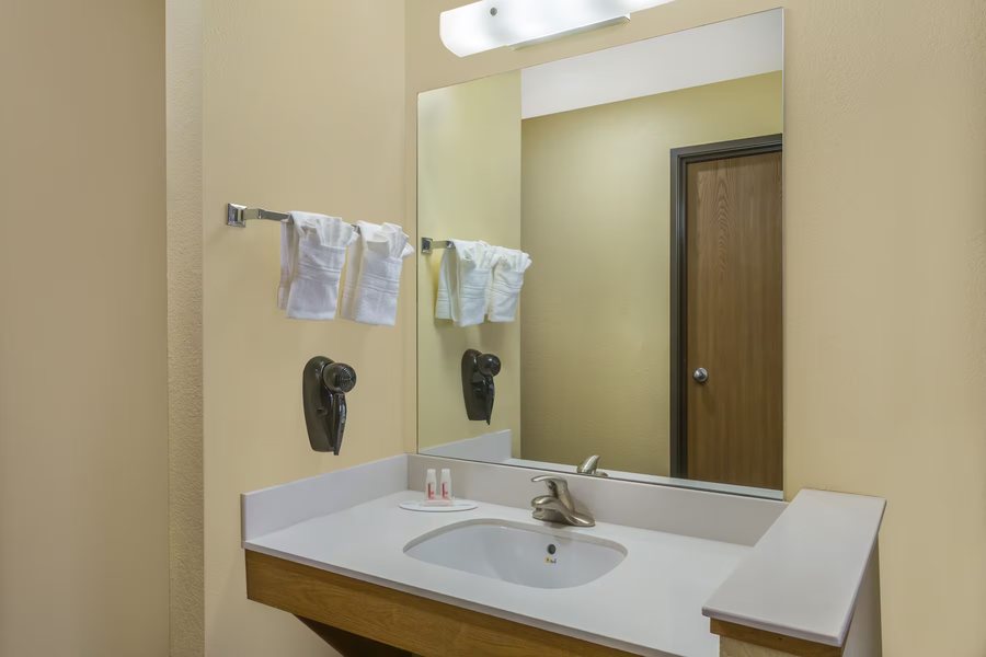 Adventure Inn Motel — Bathroom