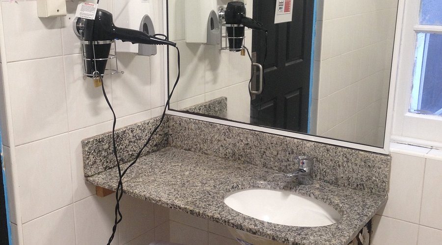 Ady s Place Backpackers — Bathroom