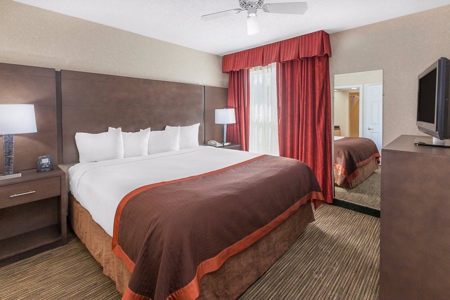 Affordable Suites Detroit Warren — Guest room