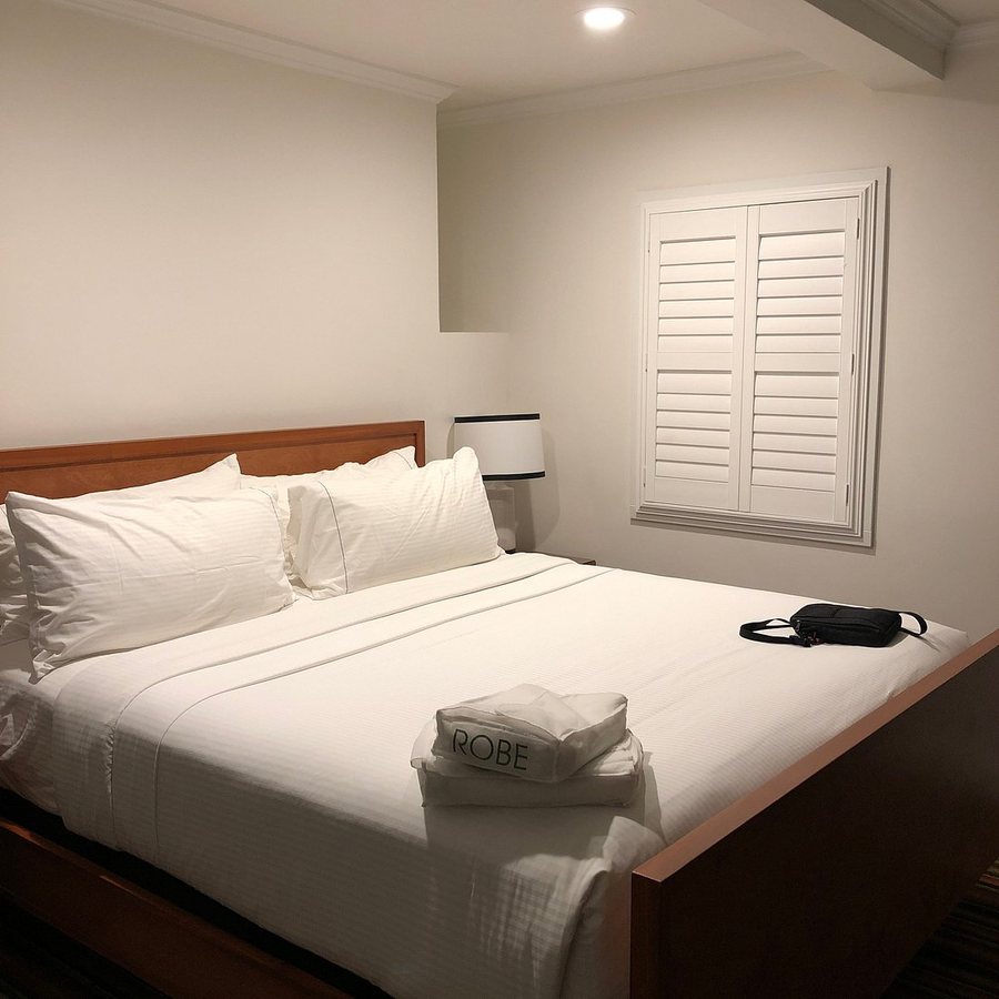 Aggie Inn an Ascend Collection Hotel — Guest room