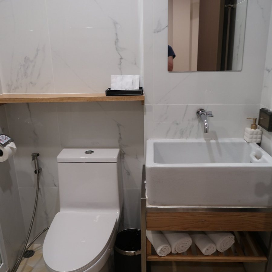 Ago Hotel Chinatown — Bathroom
