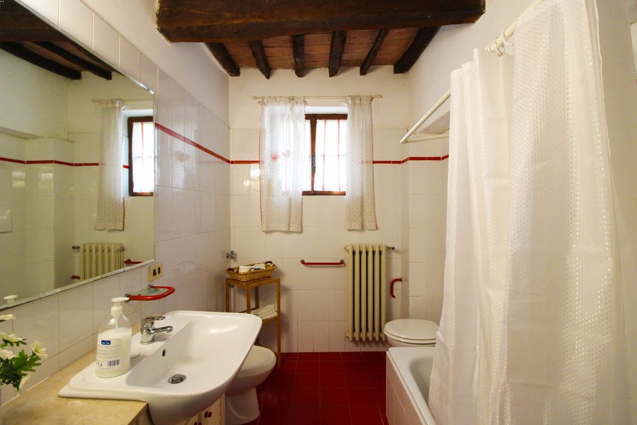 Agriturismo Podere Caggiolo — Bathroom