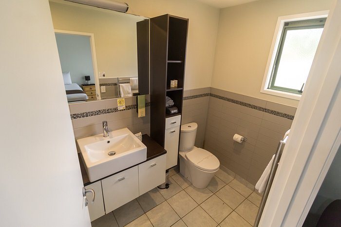 Ahipara Bay Motel — Bathroom