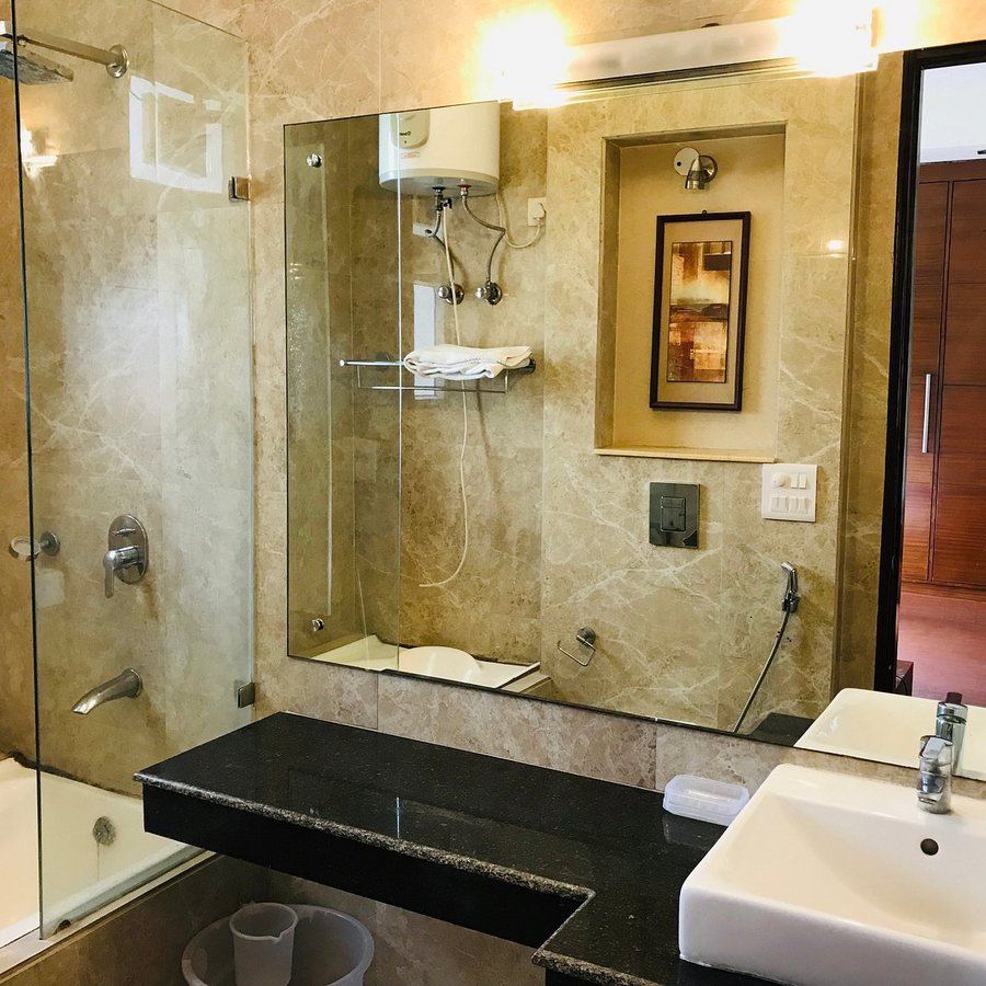 Ahuja Residency Golf Links — Bathroom