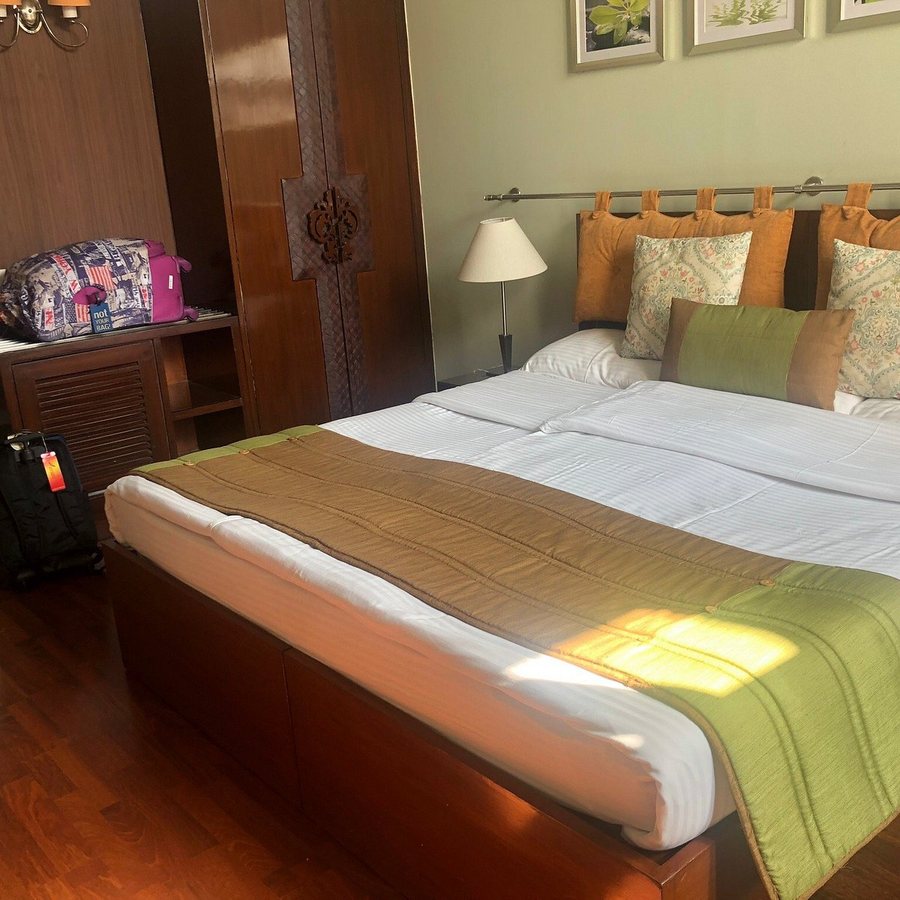 Ahuja Residency Golf Links — Guest room