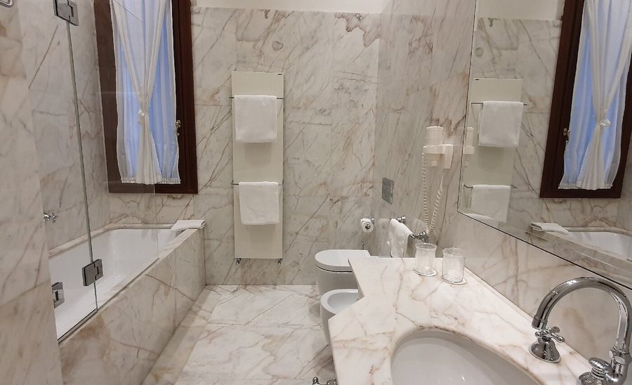 Ai Patrizi di Venezia — Bathroom