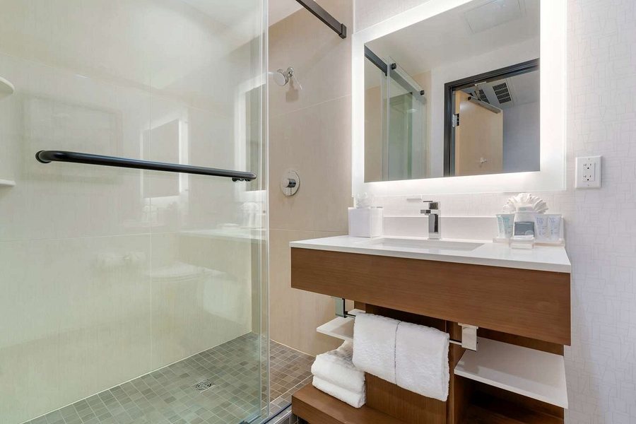 Aiden By Best Western Berkeley — Bathroom
