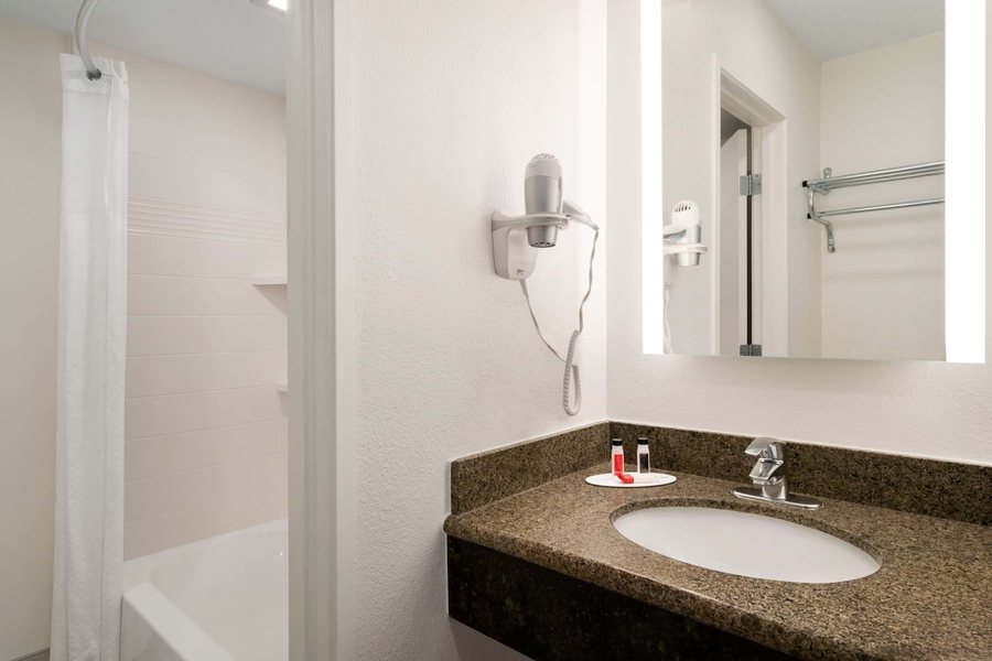 Aiden By Best Western Flagstaff — Bathroom