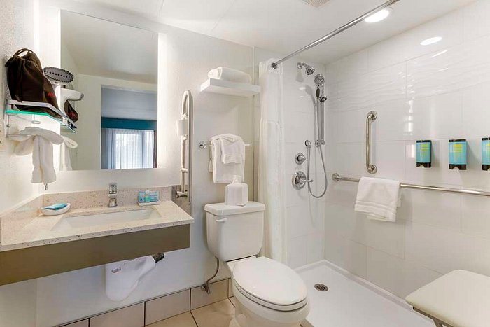 Aiden By Best Western Sedona — Bathroom