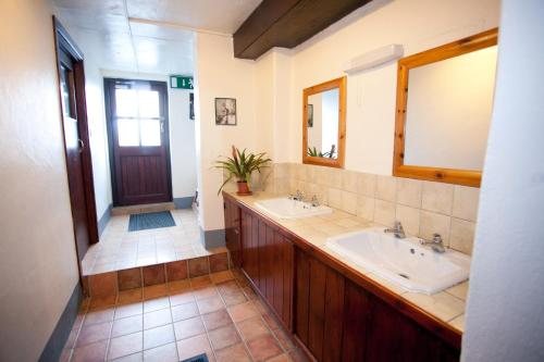 Aille River Tourist Hostel Campsite — Bathroom