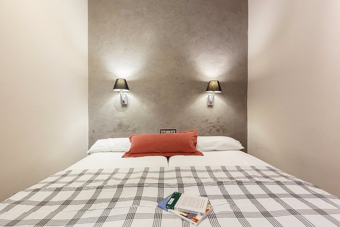 AinB Eixample Miro Apartments Barcelona Catalonia — Guest room