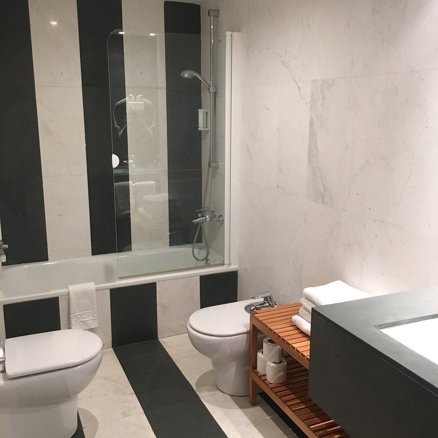 AinB Sagrada Familia Barcelona Catalonia — Bathroom