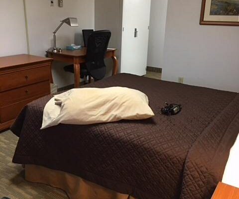 Air Force Inns Gateway Inn — Guest room