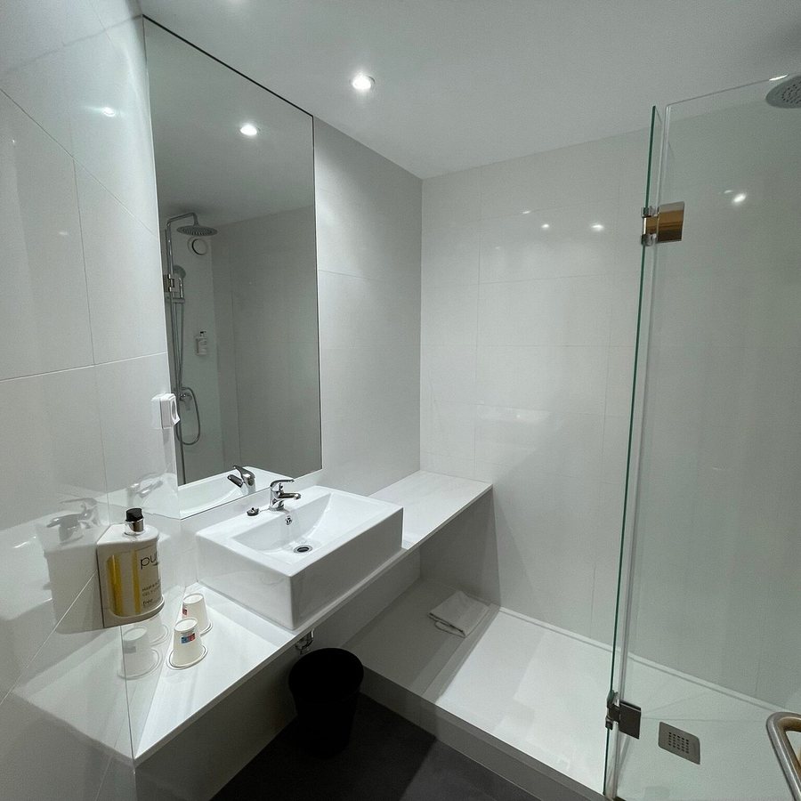 Air Rooms Madrid Airport by Premium Traveller — Bathroom