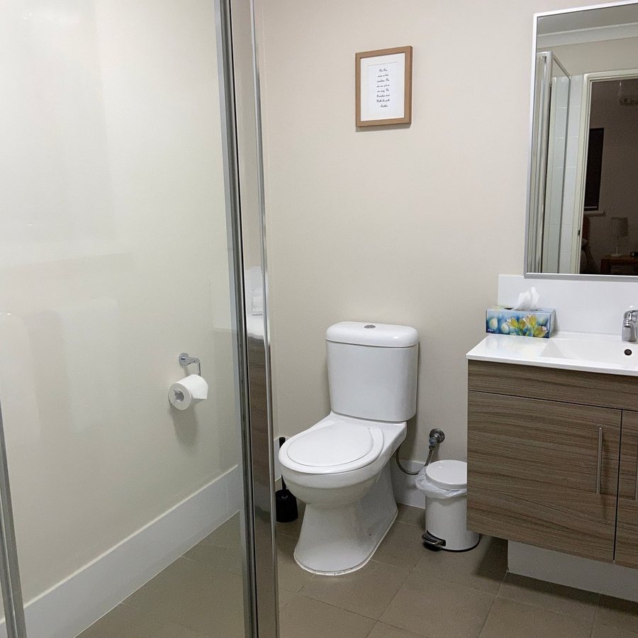 Airport Apartments By Vetroblu — Bathroom