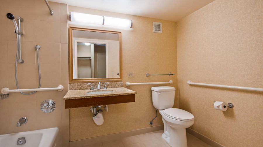 Airport Honolulu Hotel Trademark Collection By Wyndham — Bathroom