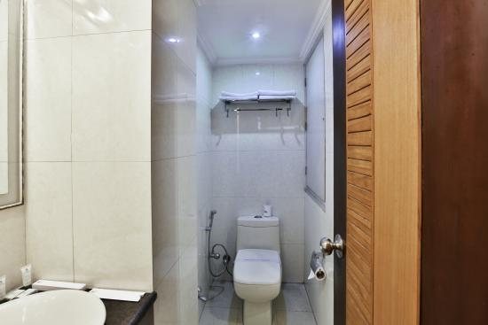 Airport Hotel Grand — Bathroom