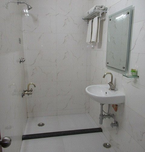 Airport Hotel Vishal Residency By Hint Hotels — Bathroom