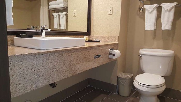 Airport Inn Suites — Bathroom