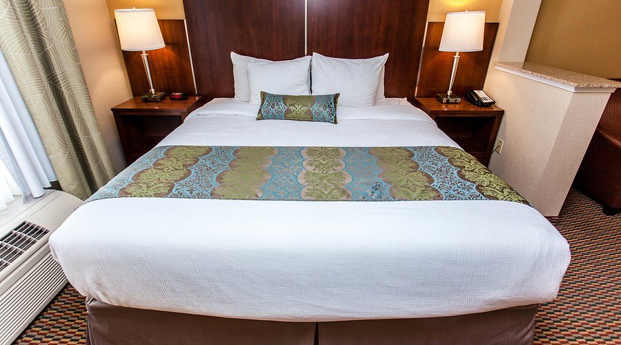 Airport Inn Suites — Guest room