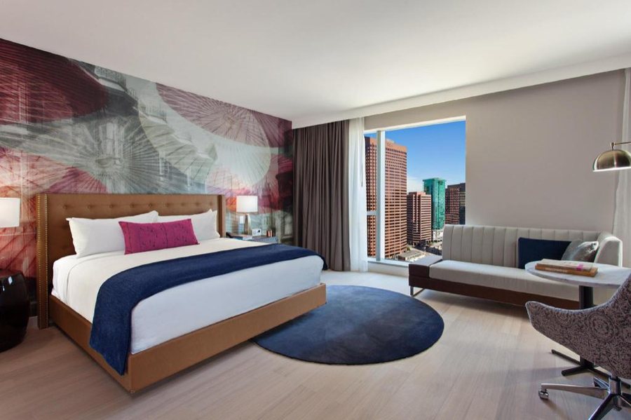 Airtel Plaza Hotel Los Angeles California — Guest room