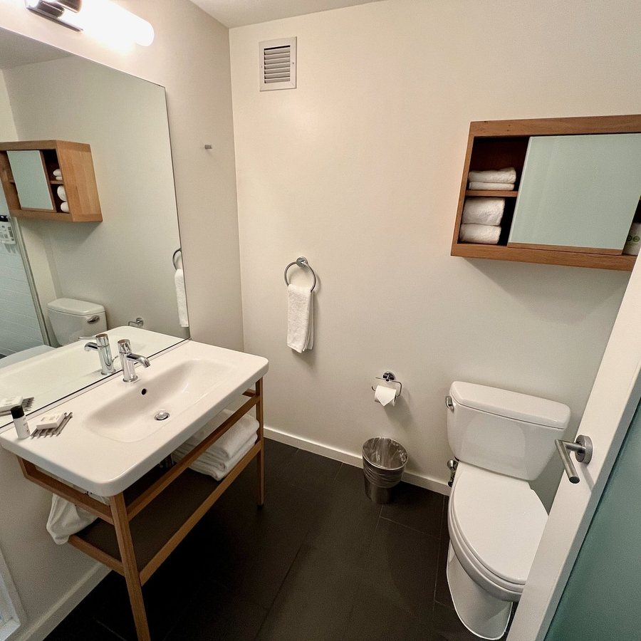 AKA University City — Bathroom