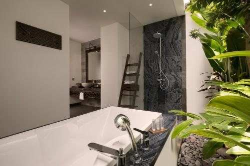 Akana Boutique Hotel — Bathroom
