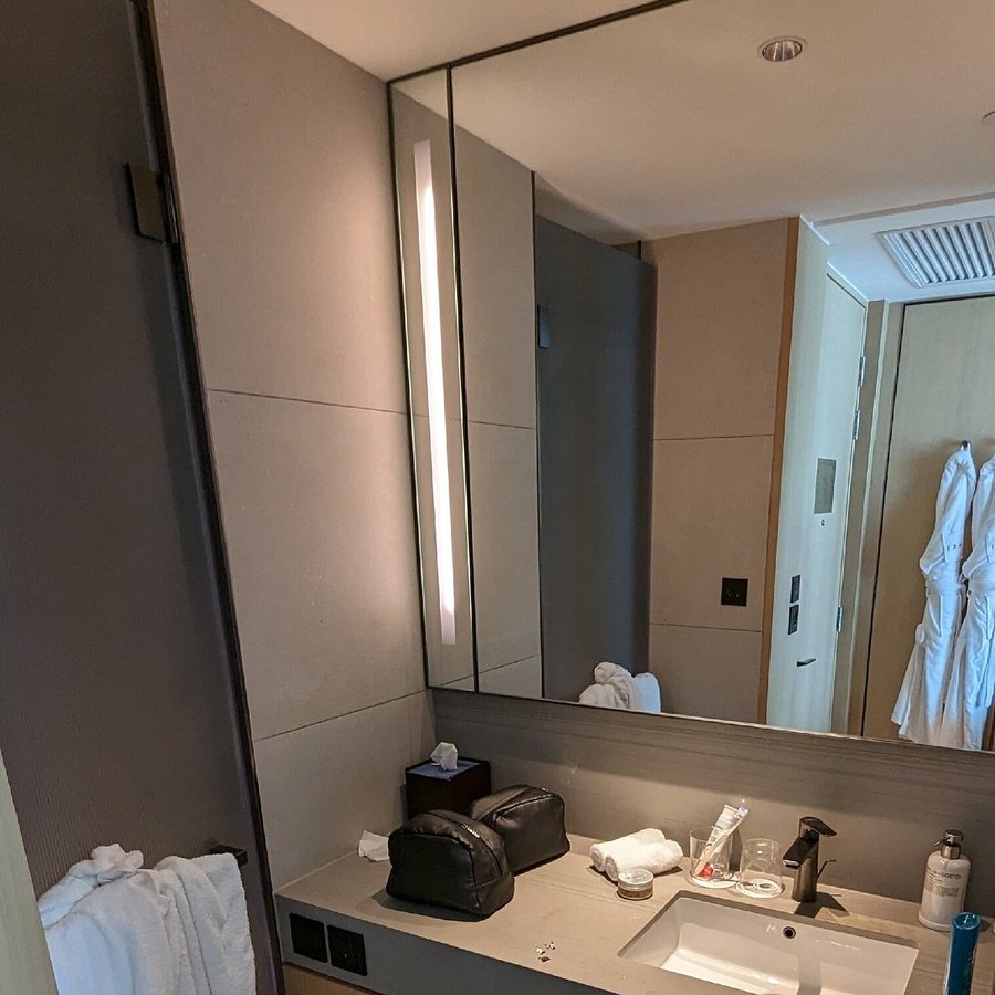 AKI Hotel Hong Kong MGallery Collection — Bathroom