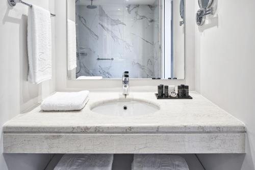 AKS Porto Heli — Bathroom