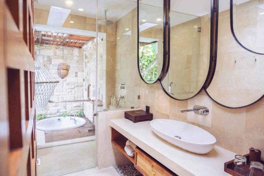 Aksari Villa Seminyak By Ini Vie Hospitality — Bathroom
