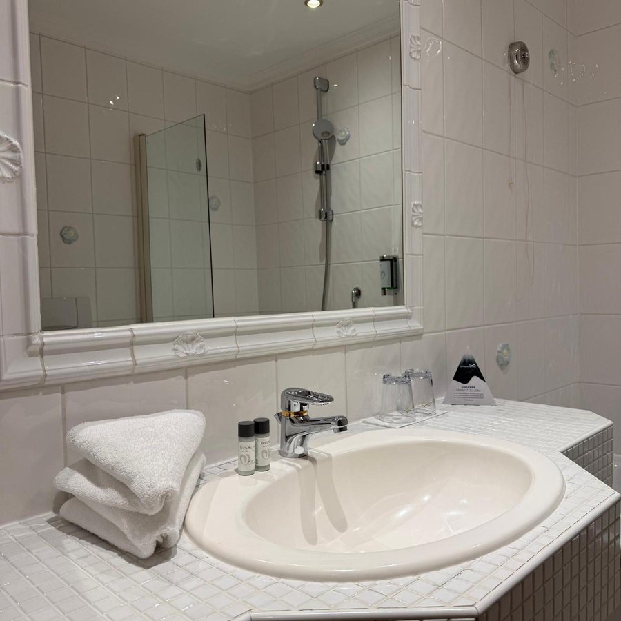 Aktiv und Wellness Resort Schwarzbrunn — Bathroom
