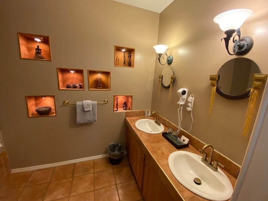 Akwaaba Mansion Bed Breakfast — Bathroom