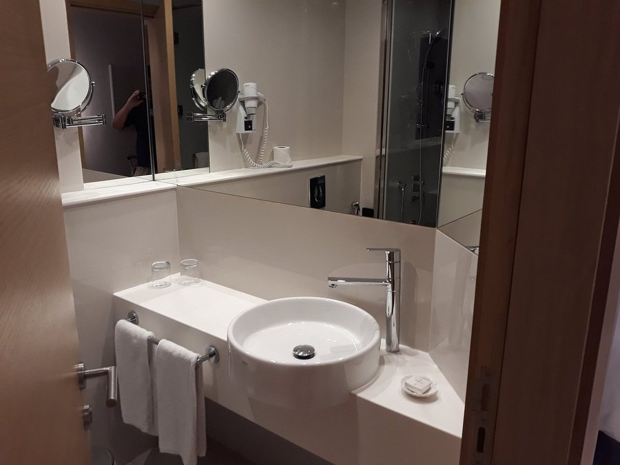 Al Khoory Courtyard Hotel — Bathroom