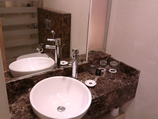 Al Khoory Hotel Apartments — Bathroom