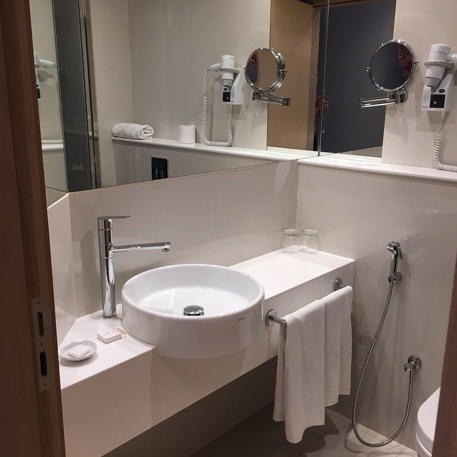 Al Khoory Inn — Bathroom
