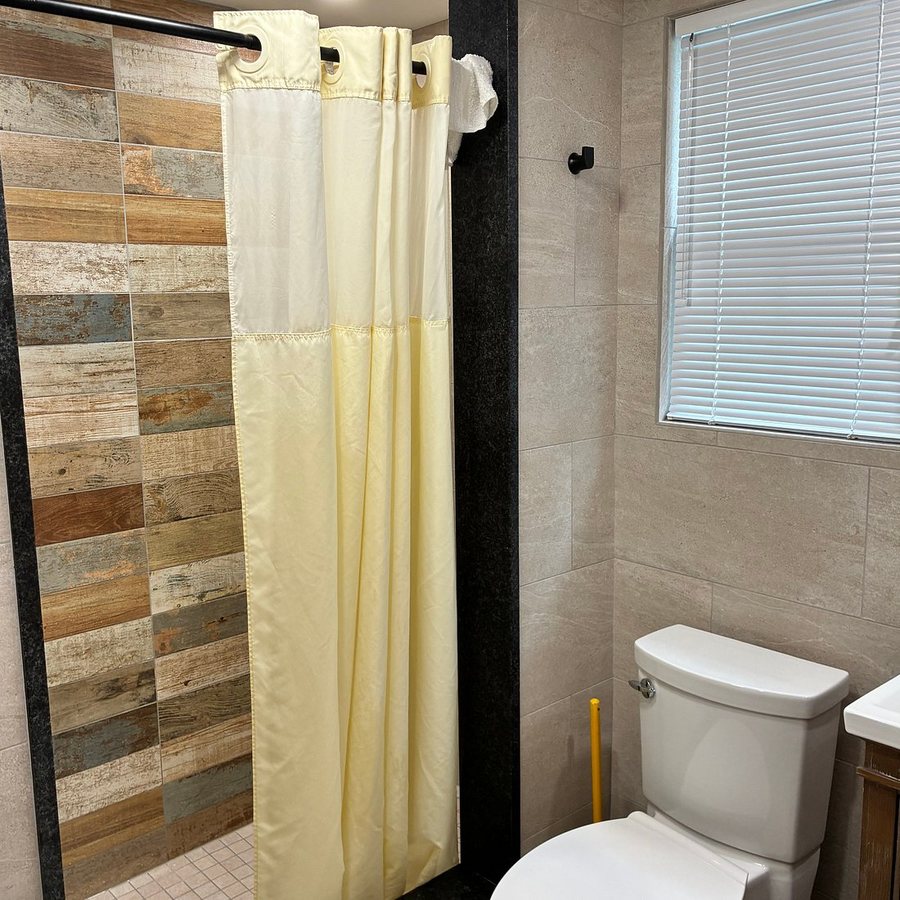 Ala Moana Resort Motel — Bathroom