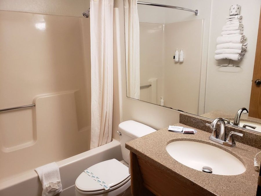 Aladdin Inn — Bathroom