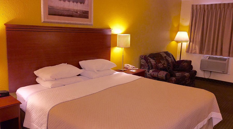 Alamo Inn — Guest room