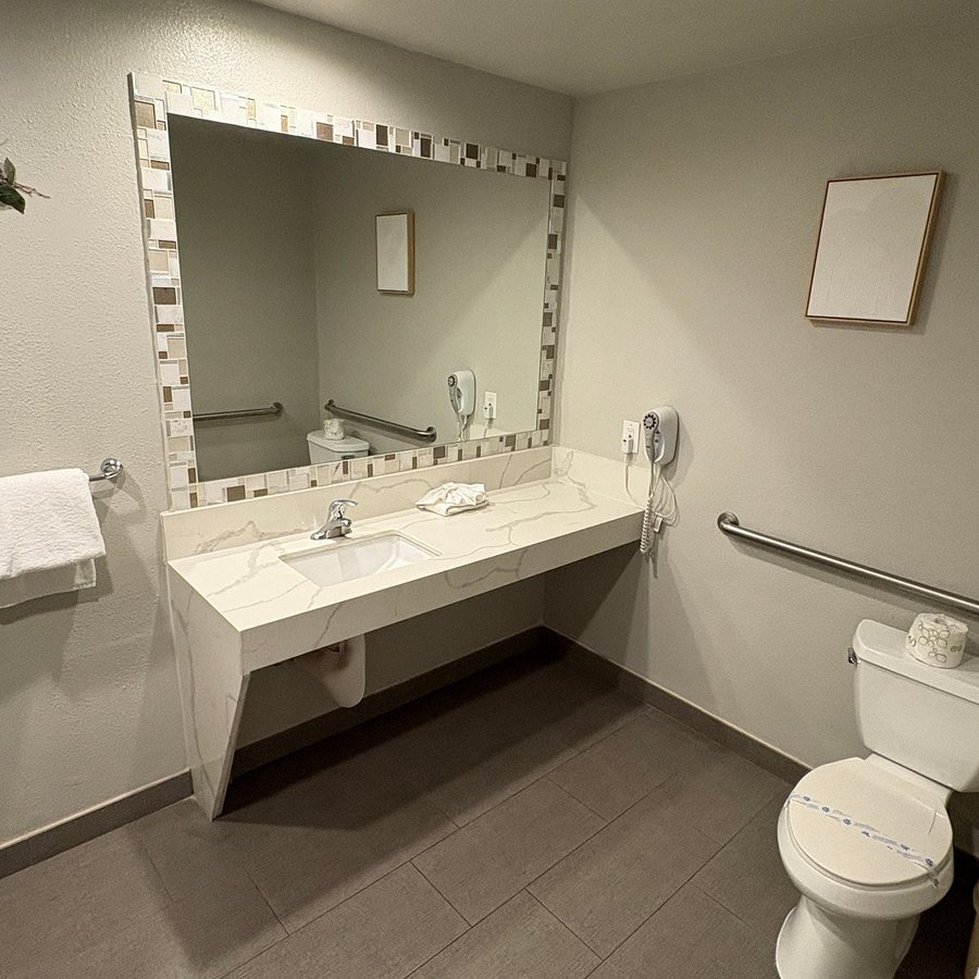 Alamo Inn Suites — Bathroom