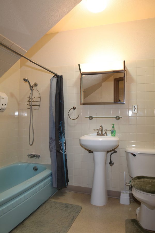 Alaska Creekside Cabins — Bathroom