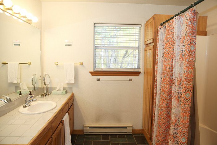 Alaska Creekside Cabins — Bathroom